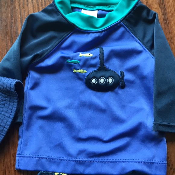 Gymboree 0-3 swim trunks with rashguard & sun hat - Picture 3 of 4